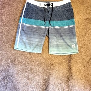 HURLEY PHANTOM BEACHSIDE COVE UNI-SEX BOARD SHORTS. GREEN/GRAY SIZE 30